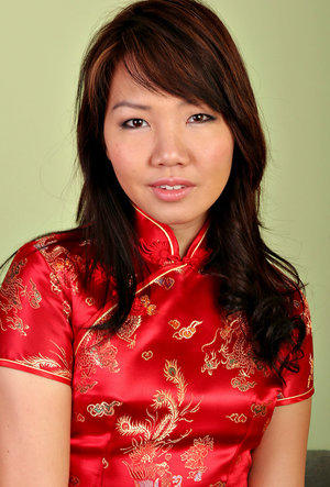 18 year old girl Bella nudeing off a cock in her graduation attire